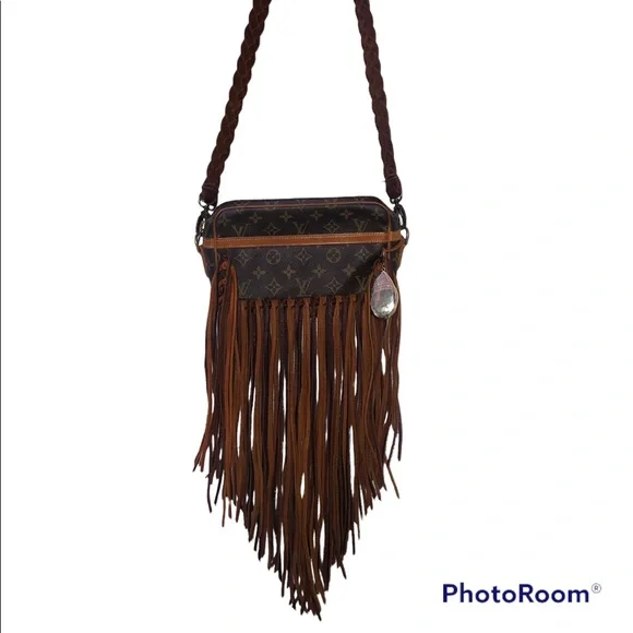 LOUIS VUITTON CROSSBODY - Picture 1 of 11